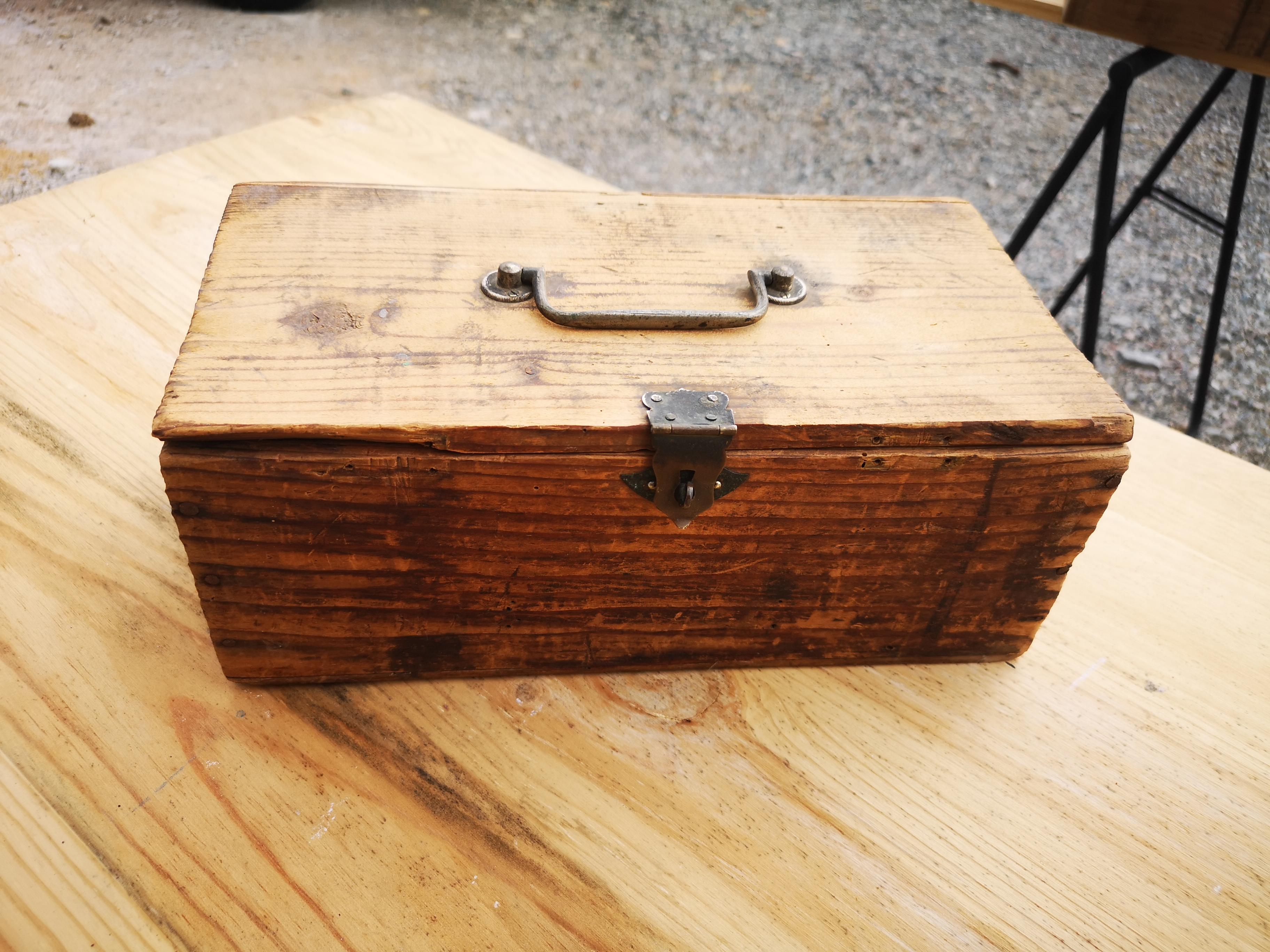 Ancienne petite boîte à outil relookée